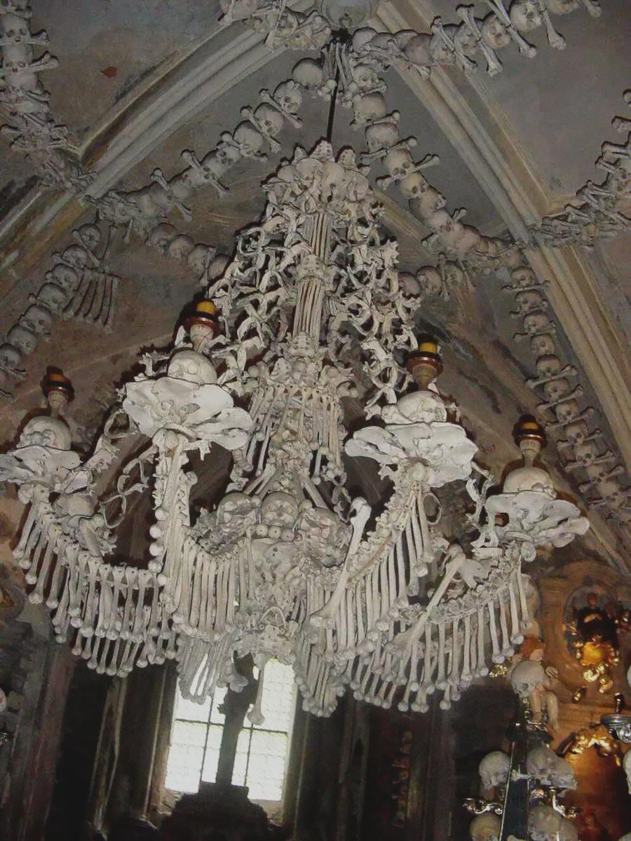 Nhà thờ 'ác mộng' được xây dựng từ 40.000 bộ xương người Ảnh 8