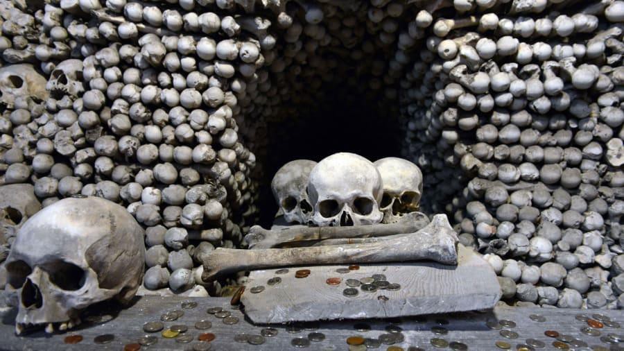 Nhà thờ 'ác mộng' được xây dựng từ 40.000 bộ xương người Ảnh 9