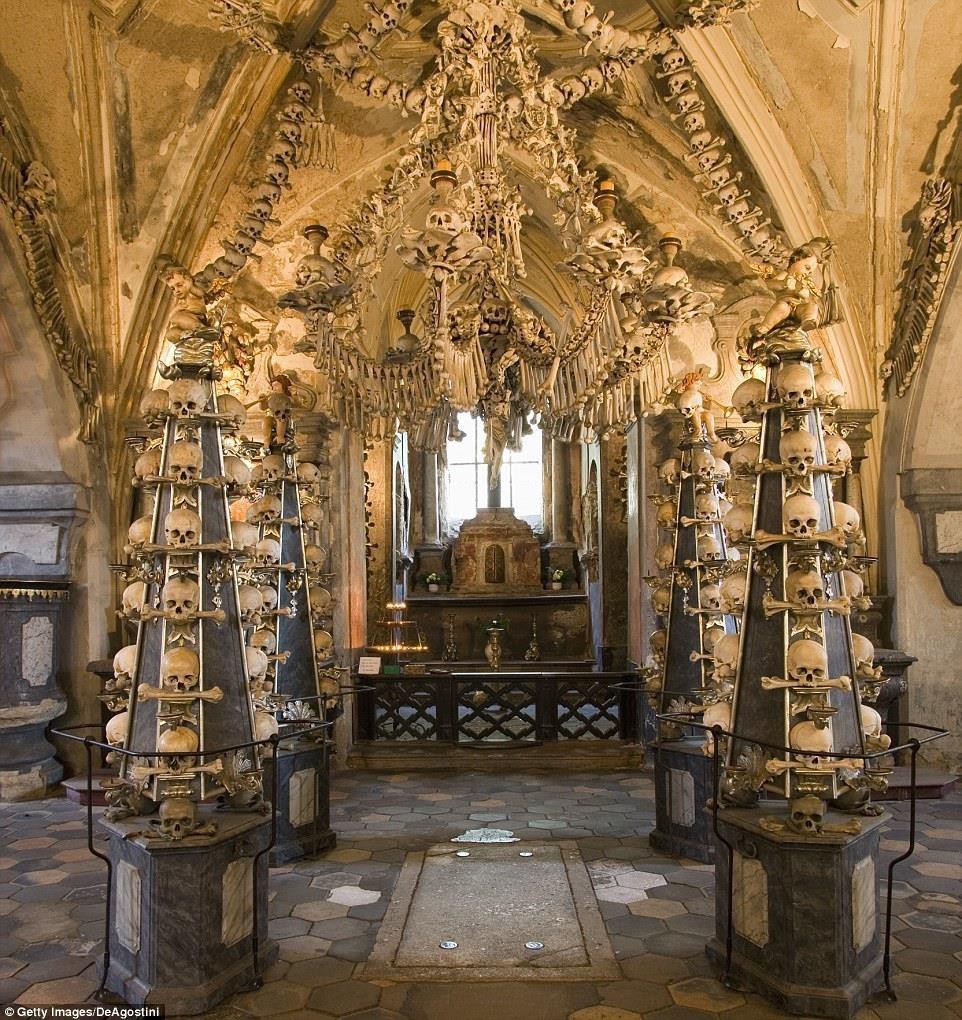 Nhà thờ 'ác mộng' được xây dựng từ 40.000 bộ xương người Ảnh 7