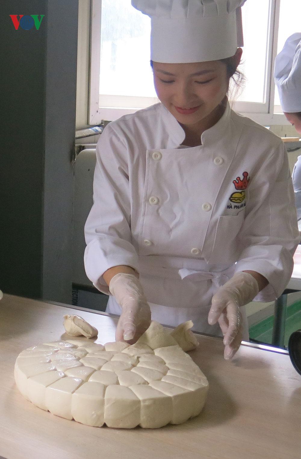 Mục sở thị xưởng sản xuất bánh mỳ Việt ở Hàn của cô chủ 9X xinh đẹp Ảnh 4