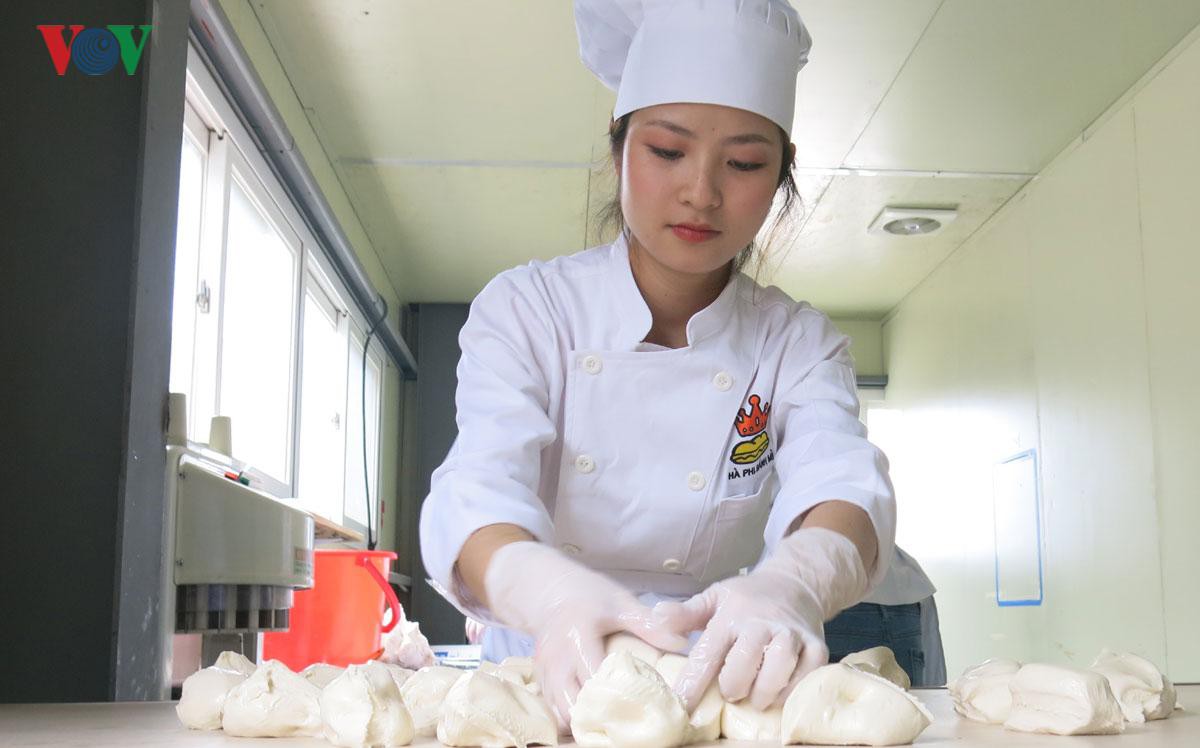 Mục sở thị xưởng sản xuất bánh mỳ Việt ở Hàn của cô chủ 9X xinh đẹp Ảnh 5