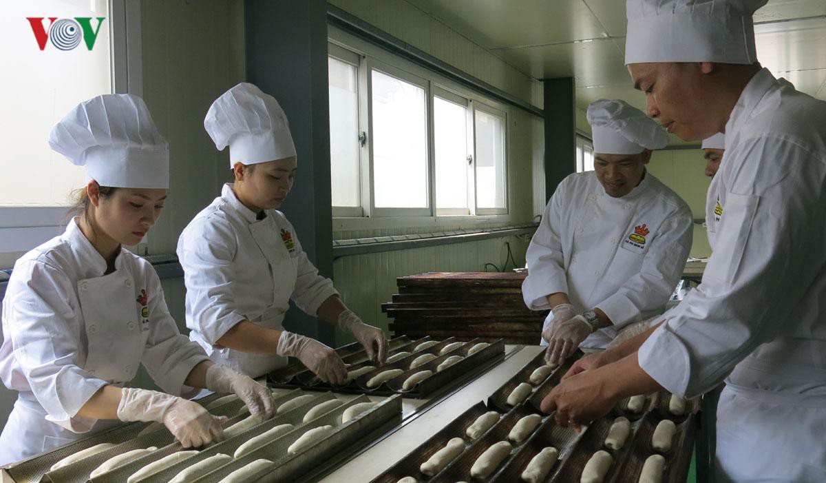 Mục sở thị xưởng sản xuất bánh mỳ Việt ở Hàn của cô chủ 9X xinh đẹp Ảnh 8