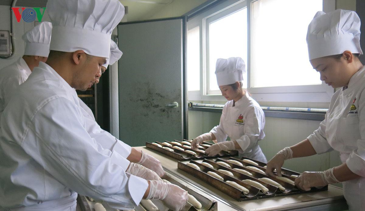 Mục sở thị xưởng sản xuất bánh mỳ Việt ở Hàn của cô chủ 9X xinh đẹp Ảnh 9