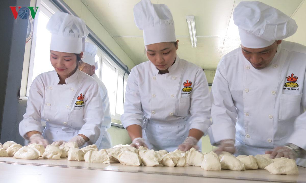 Mục sở thị xưởng sản xuất bánh mỳ Việt ở Hàn của cô chủ 9X xinh đẹp Ảnh 6