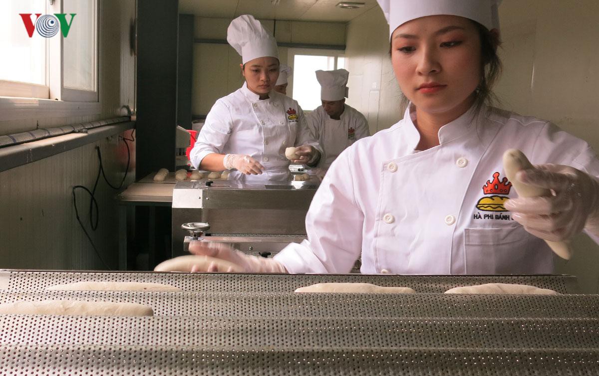 Mục sở thị xưởng sản xuất bánh mỳ Việt ở Hàn của cô chủ 9X xinh đẹp Ảnh 7