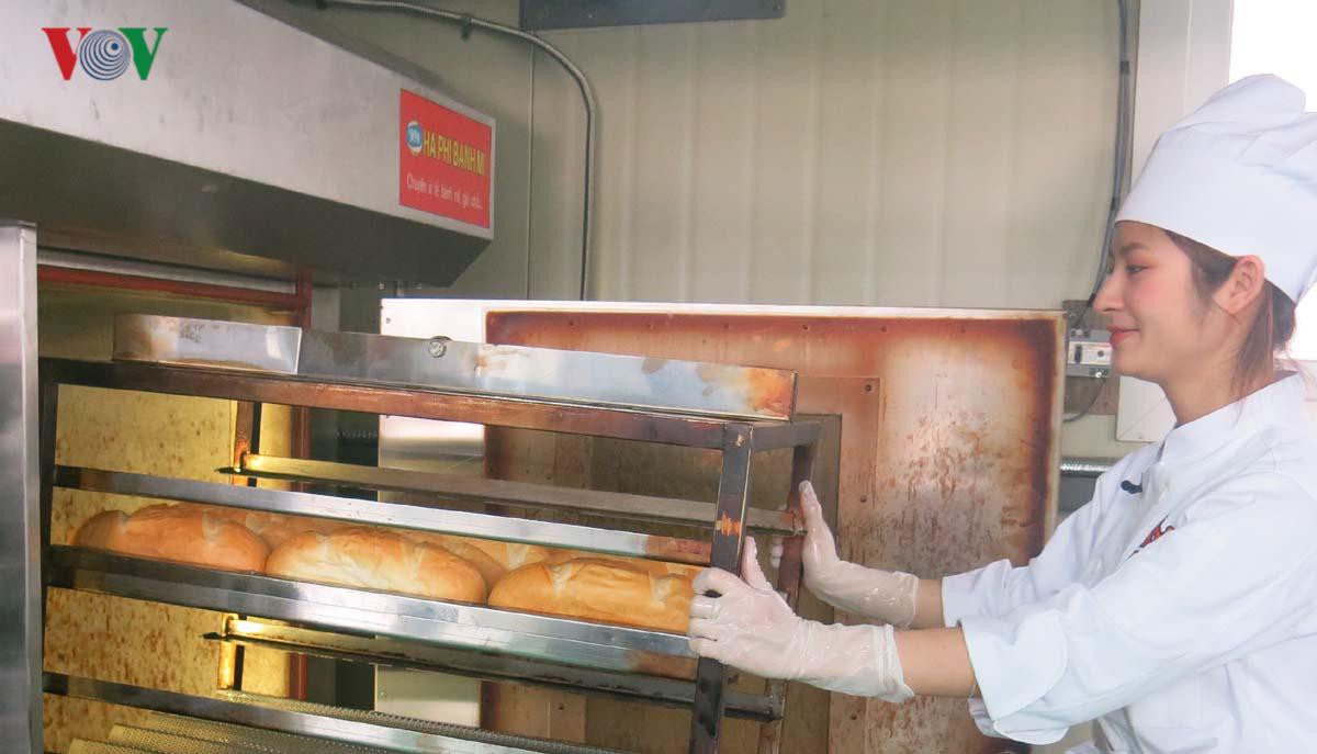 Mục sở thị xưởng sản xuất bánh mỳ Việt ở Hàn của cô chủ 9X xinh đẹp Ảnh 12