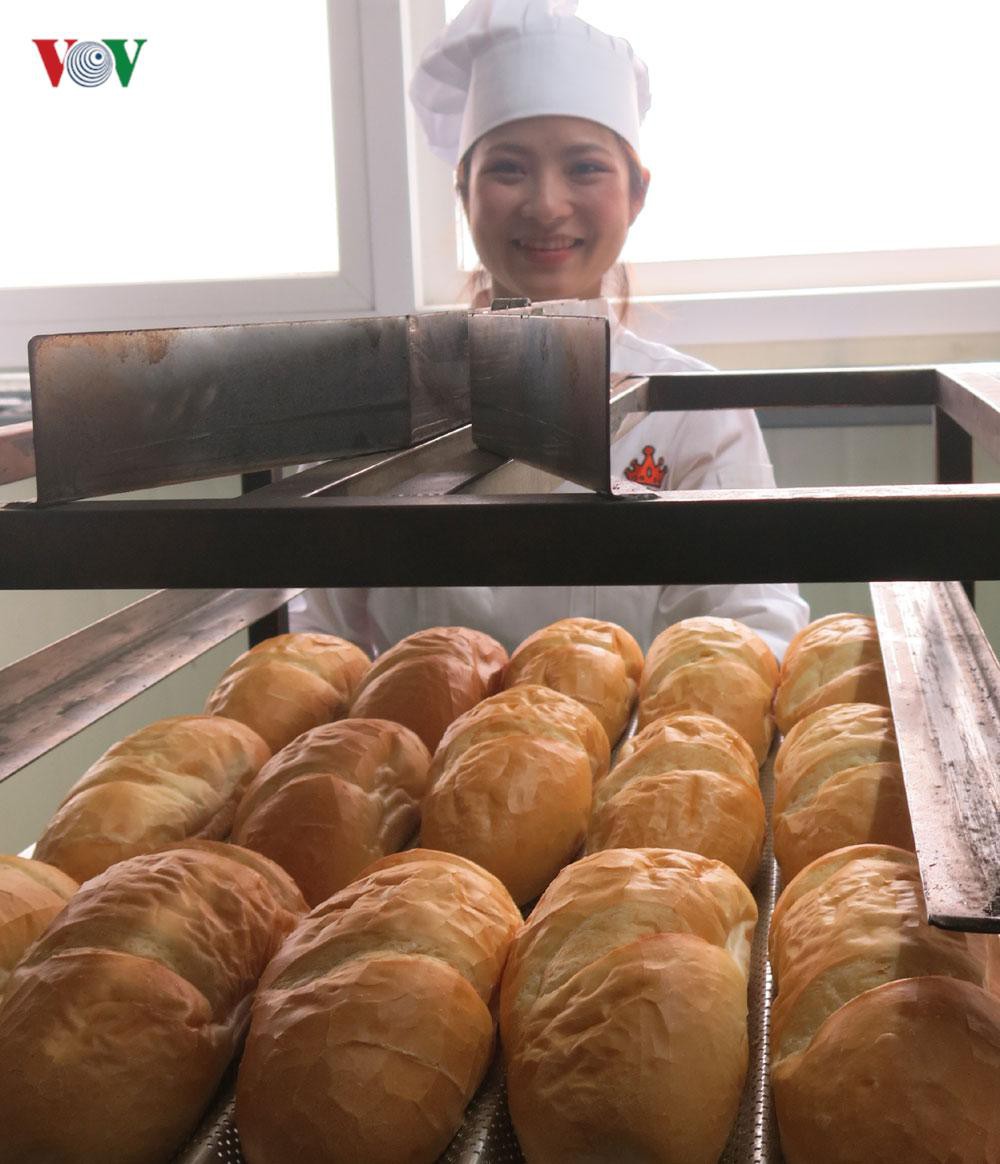 Mục sở thị xưởng sản xuất bánh mỳ Việt ở Hàn của cô chủ 9X xinh đẹp Ảnh 13