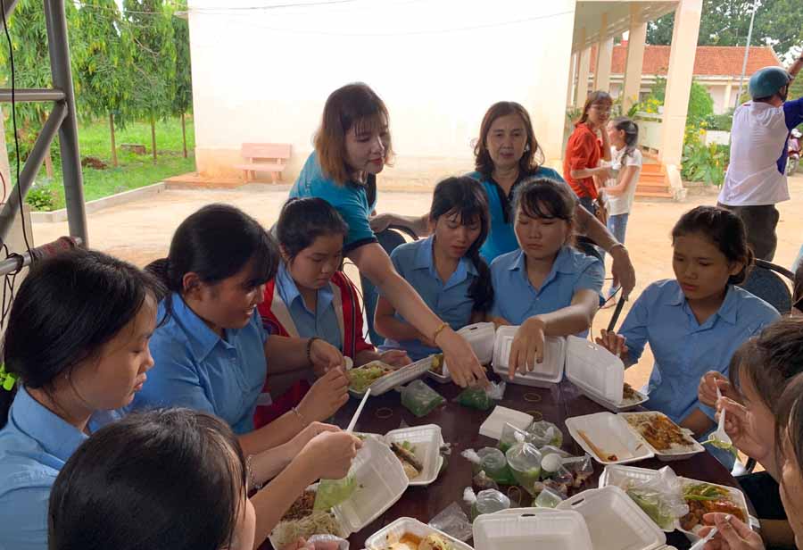 Các thí sinh ăn cơm trưa do Nhóm từ thiện Thanh niên Chư Prông hỗ trợ. Ảnh Phương Linh