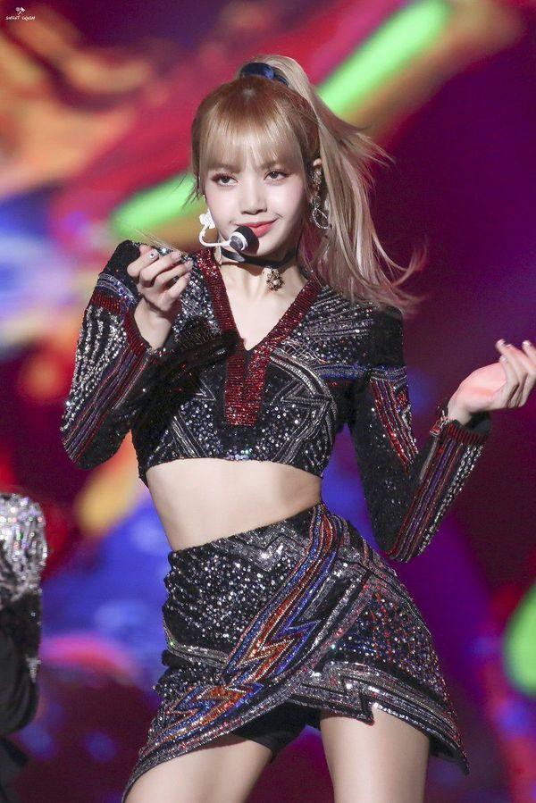Mỗi lần mặc croptop Lisa (BlackPink) đều gây bão với vòng eo bé tí đến khó tin Ảnh 6 Mỗi lần mặc croptop Lisa (BlackPink) đều gây bão với vòng eo bé tí đến khó tin Ảnh 6