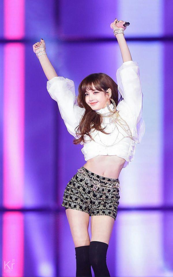 Mỗi lần mặc croptop Lisa (BlackPink) đều gây bão với vòng eo bé tí đến khó tin Ảnh 5 Mỗi lần mặc croptop Lisa (BlackPink) đều gây bão với vòng eo bé tí đến khó tin Ảnh 5