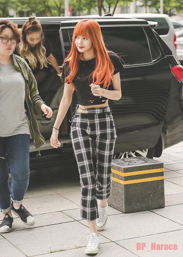 Mỗi lần mặc croptop Lisa (BlackPink) đều gây bão với vòng eo bé tí đến khó tin Ảnh 12 Mỗi lần mặc croptop Lisa (BlackPink) đều gây bão với vòng eo bé tí đến khó tin Ảnh 12