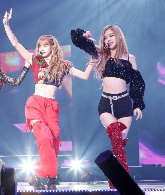 Mỗi lần mặc croptop Lisa (BlackPink) đều gây bão với vòng eo bé tí đến khó tin Ảnh 19 Mỗi lần mặc croptop Lisa (BlackPink) đều gây bão với vòng eo bé tí đến khó tin Ảnh 19