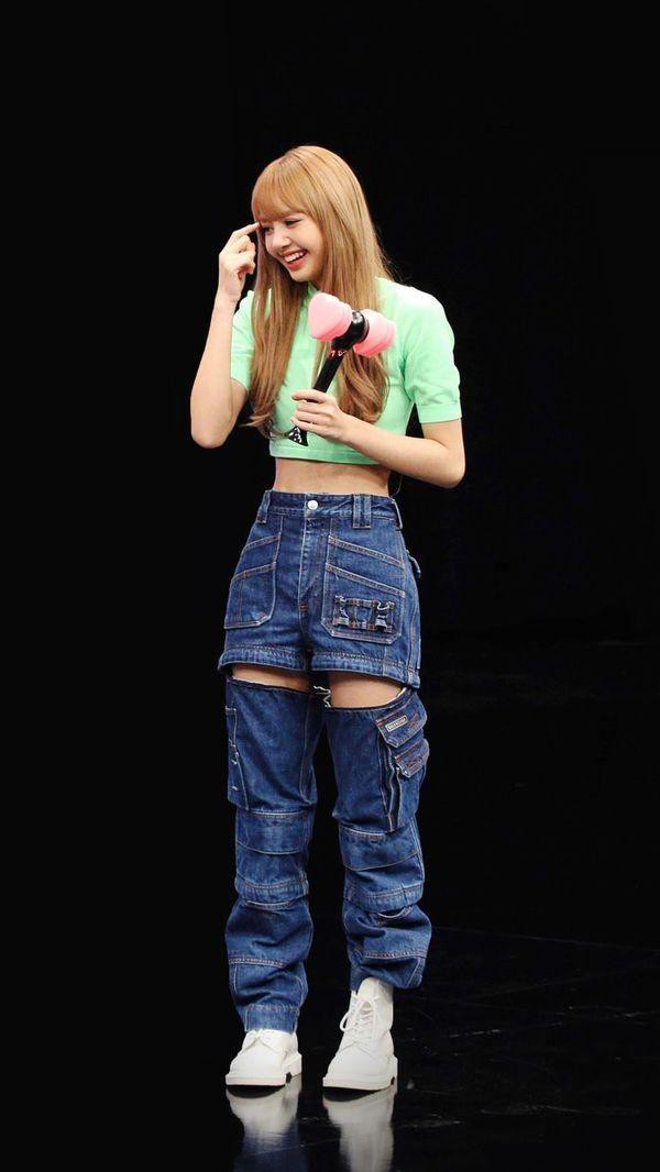 Mỗi lần mặc croptop Lisa (BlackPink) đều gây bão với vòng eo bé tí đến khó tin Ảnh 15 Mỗi lần mặc croptop Lisa (BlackPink) đều gây bão với vòng eo bé tí đến khó tin Ảnh 15