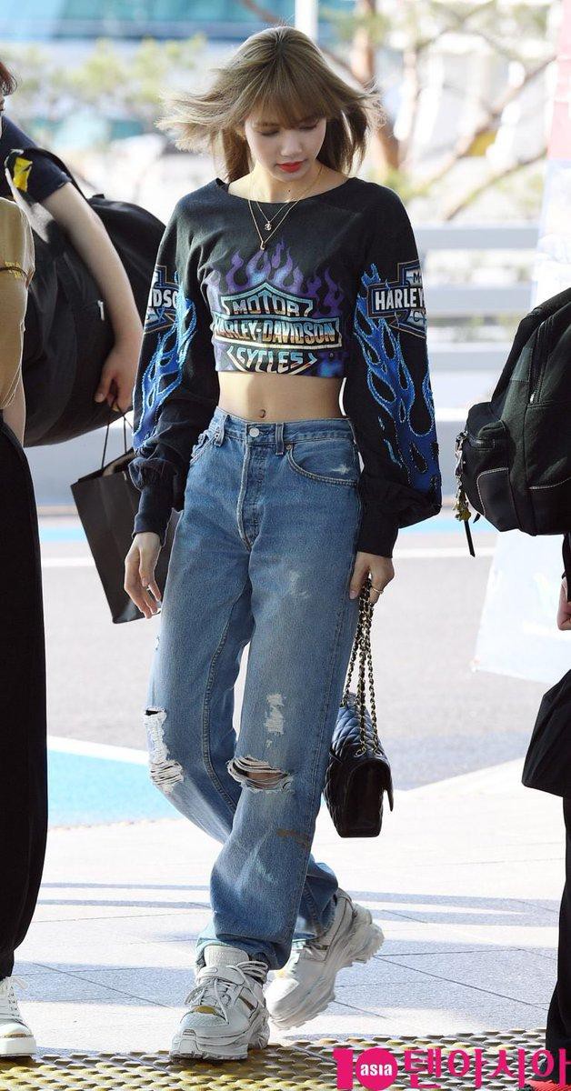 Mỗi lần mặc croptop Lisa (BlackPink) đều gây bão với vòng eo bé tí đến khó tin Ảnh 17 Mỗi lần mặc croptop Lisa (BlackPink) đều gây bão với vòng eo bé tí đến khó tin Ảnh 17