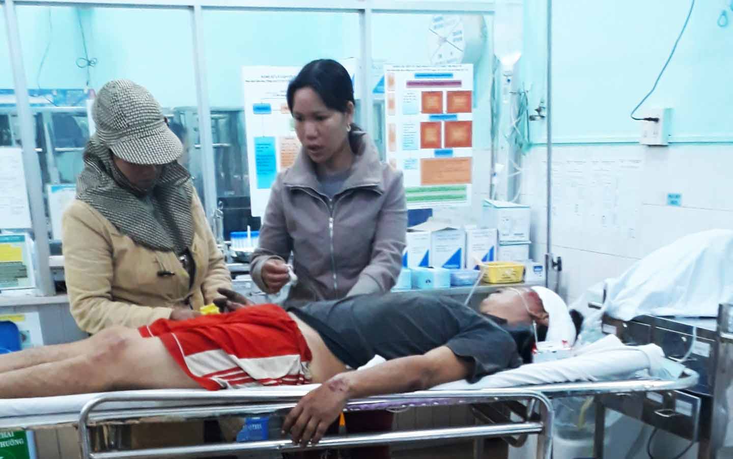 Nạn nhân được các chiến sĩ CSCĐ đưa đi cấp cứu tại BVĐK tỉnh Gia Lai. Ảnh: Thành Toan