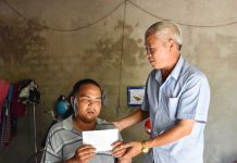 Ông Nguyễn Văn Hùng-Chủ tịch Hội Người mù tỉnh tặng quà cho anh Dàu. Ảnh: H.P