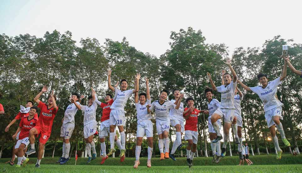 Cầu thủ đội U17 HA.GL ăn mừng giành quyền tham dự VCK với ngôi nhất bảng C. Ảnh: Minh Trần