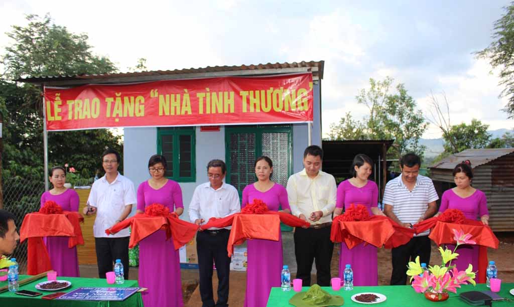 Đại diện các đơn vị cắt băng khánh thành căn nhà nhân ái trao tặng ông Rơ Châm Nglí xã Ia Sao, huyện Ia Grai. Ảnh: Phan Lài