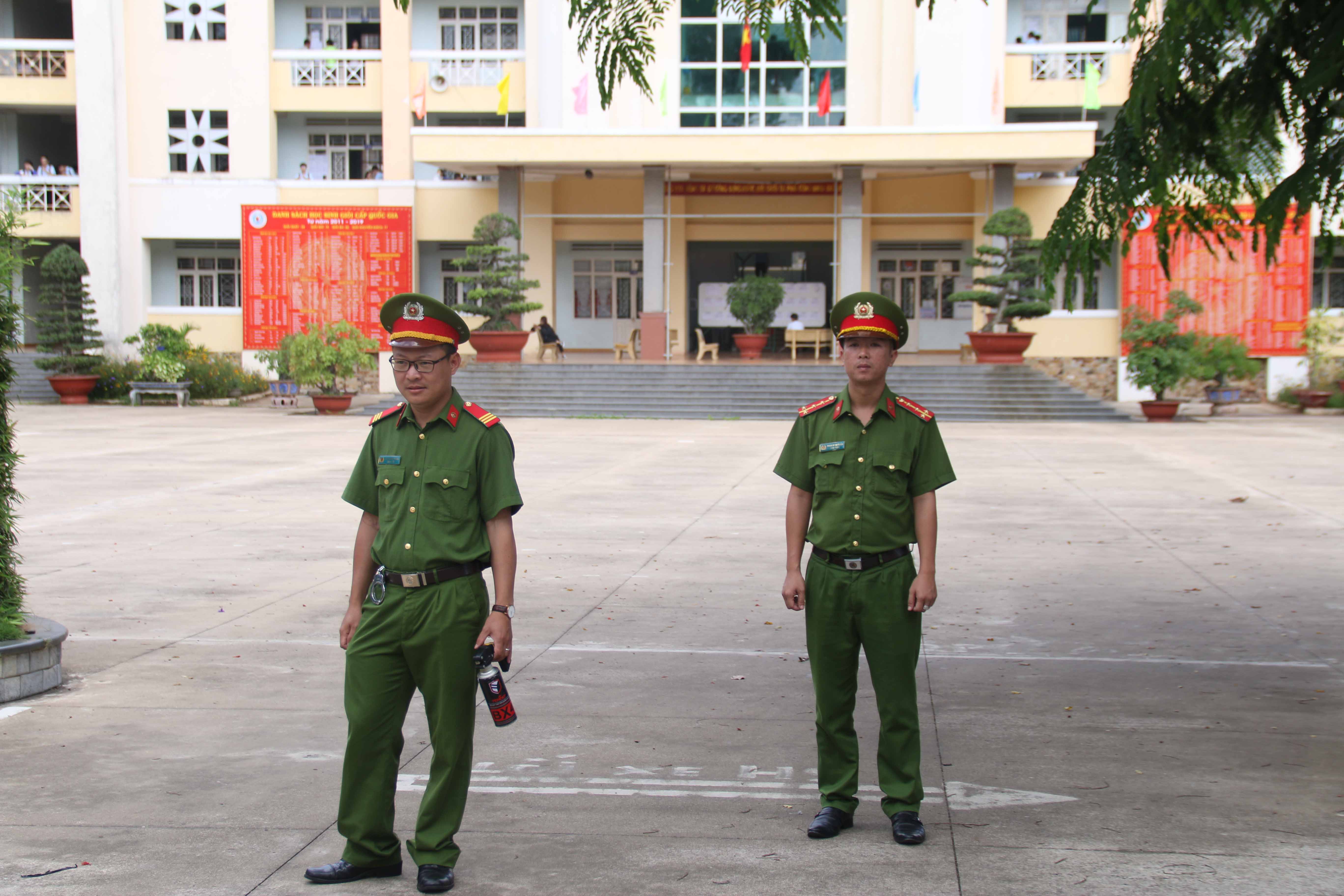 Lực lượng công an đảm bảo an ninh trật tự tại điểm thi Trường THPT chuyên Hùng Vương, TP. Pleiku. Ảnh: Chí Hào
