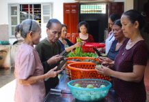 Các phật tử ở Chùa Quang Minh chuẩn bị bữa cơm miễn phí cho thí sinh. Ảnh: Hồng Thi