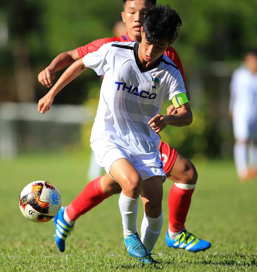  Cầu thủ U17 HA.GL (áo trắng). Ảnh: Minh Trần
