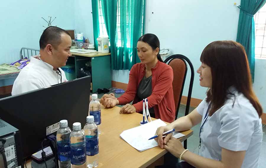  Khám sàng lọc miễn phí bệnh tim mạch cho người dân tại Trung tâm Y tế huyện Chư Sê. Ảnh: N.N