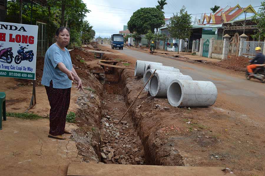   Bà Đặng Thị Hồng bức xúc về việc làm hệ thống mương thoát nước chưa hợp lý vì chỗ trũng lại múc sâu hơn.                   Ảnh: L.N