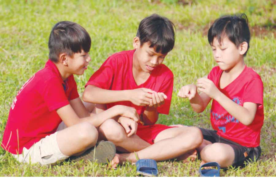   Các em nhỏ Làng trẻ em SOS Pleiku được tự do vui chơi trên những thảm cỏ xanh mát trong khuôn viên. Ảnh: L.H