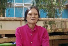  Bà Nguyễn Thị Hướng vợ ông Lộc ngồi ngoài hành lang Bệnh viện Đa khoa tỉnh. Ảnh: Hà Phương