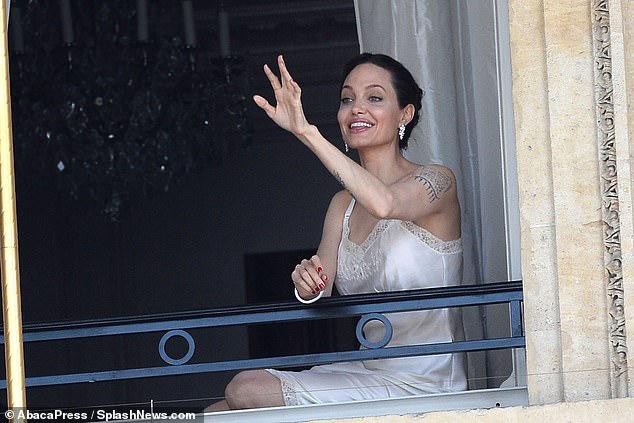 Angelina Jolie thả dáng quyến rũ trên ban công ở Pháp Ảnh 2