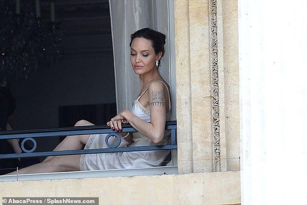 Angelina Jolie thả dáng quyến rũ trên ban công ở Pháp Ảnh 3