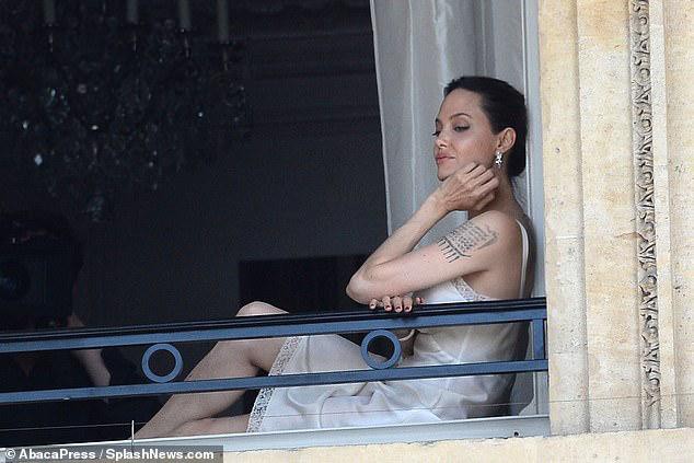 Angelina Jolie thả dáng quyến rũ trên ban công ở Pháp Ảnh 6