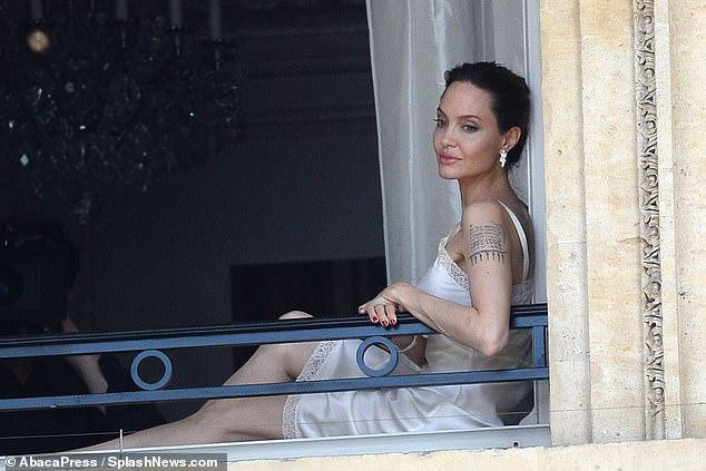 Angelina Jolie thả dáng quyến rũ trên ban công ở Pháp Ảnh 7