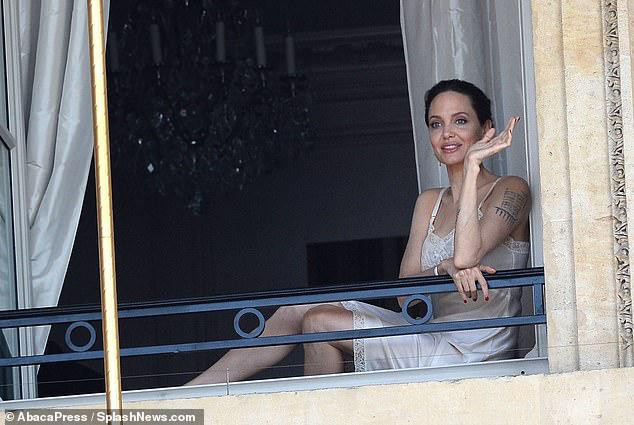 Angelina Jolie thả dáng quyến rũ trên ban công ở Pháp Ảnh 5