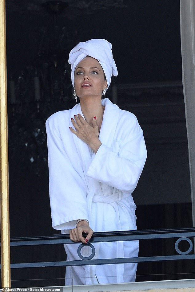 Angelina Jolie thả dáng quyến rũ trên ban công ở Pháp Ảnh 9