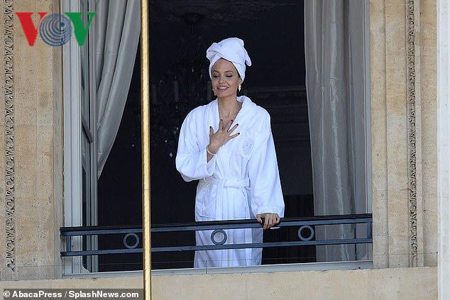 Angelina Jolie thả dáng quyến rũ trên ban công ở Pháp Ảnh 8