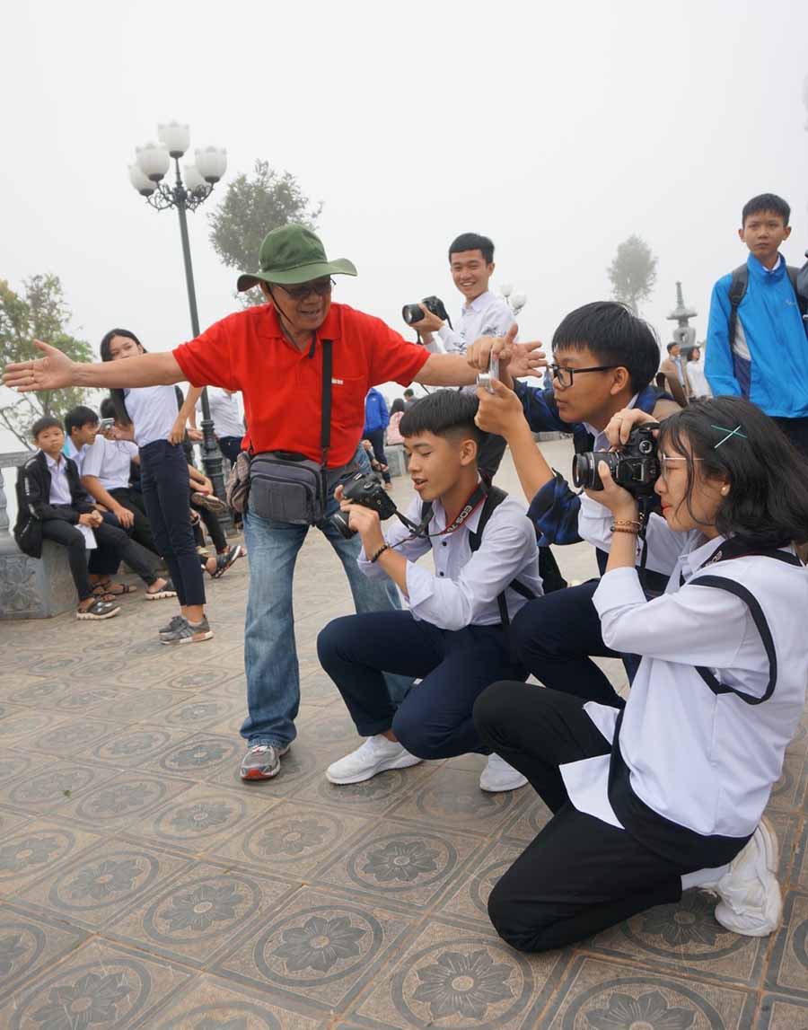 Học sinh Trường THPT Chi Lăng tham gia lớp nhiếp ảnh do nhà báo Nguyễn Công Thành trực tiếp giảng dạy-Ảnh Đỗ Bách Khoa Ảnh: N.G