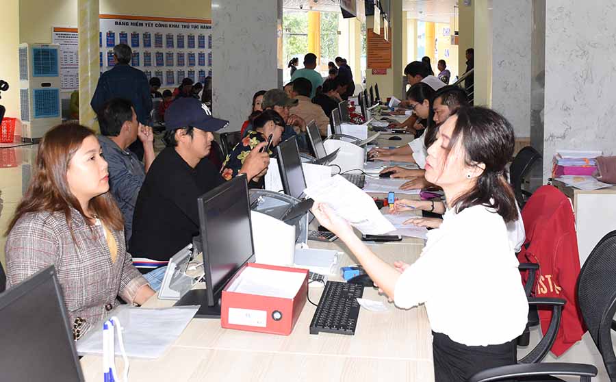 Rất nhiều người dân đến Bưu điện tỉnh để gửi hồ sơ và để được hướng dẫn các thủ tục
