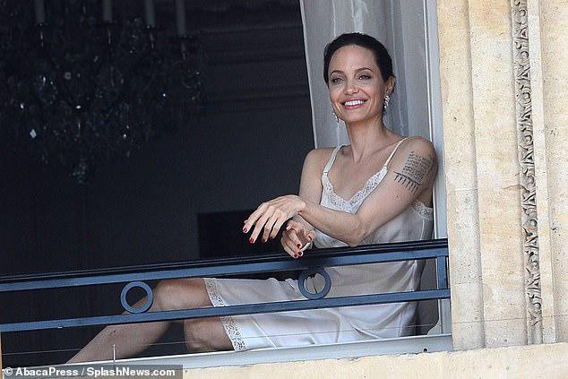 Angelina Jolie thả dáng quyến rũ trên ban công ở Pháp Ảnh 1