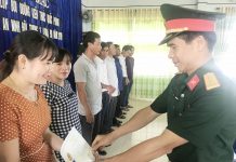 Đại tá Trần Văn Hoàn-Chính ủy trường Quân sự tỉnh trao giấy chứng nhận cho các học viên. Ảnh: Nguyễn Sang