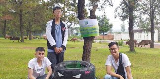 Các thành viên CLB ENVI làm thùng rác đặt tại khu vực đồi thông xã Ia Dêr (huyện Ia Grai). Ảnh: Nhật Hào