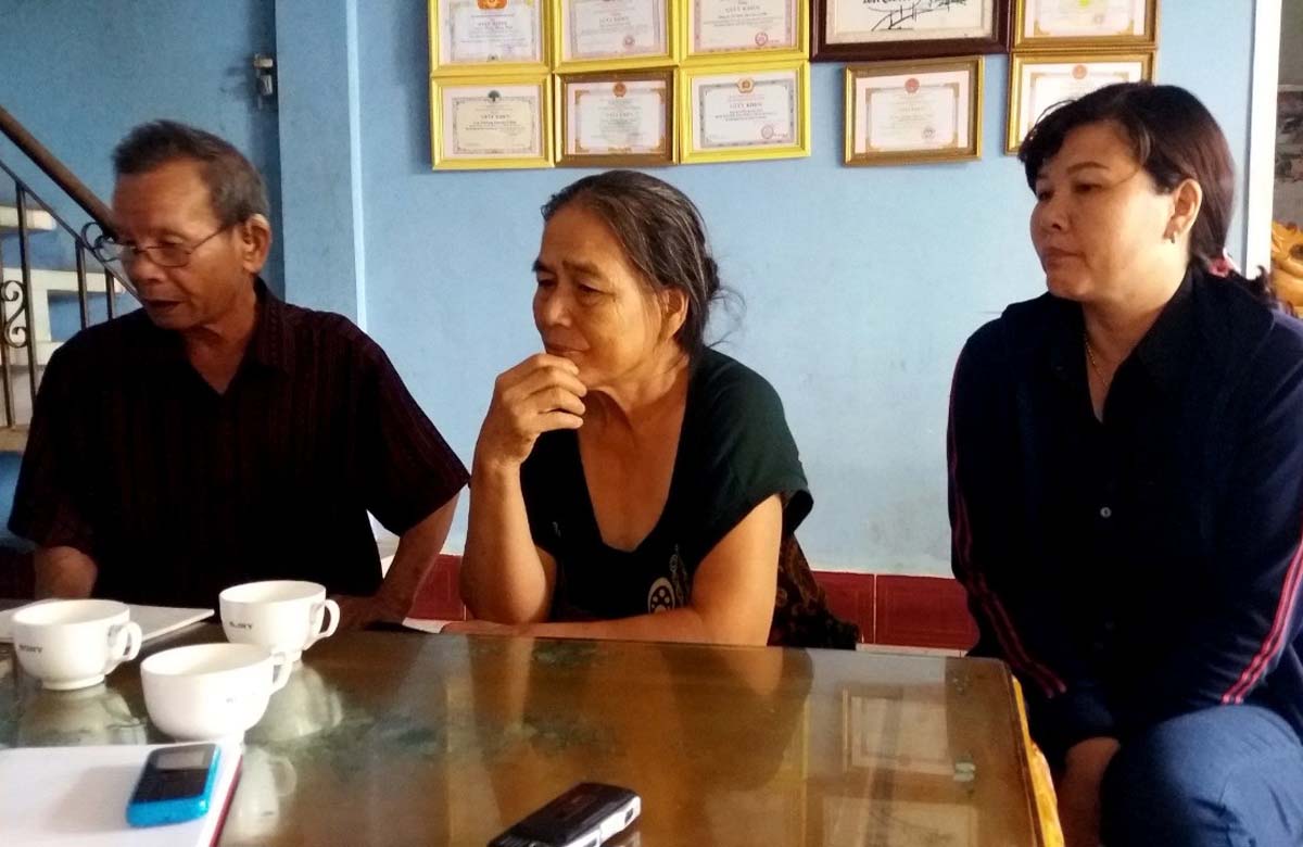 Người dân thôn Hưng Bình (xã Ia Yok, huyện Ia Grai) phản ánh sự việc với P.V.  Ảnh: Trần Hằng