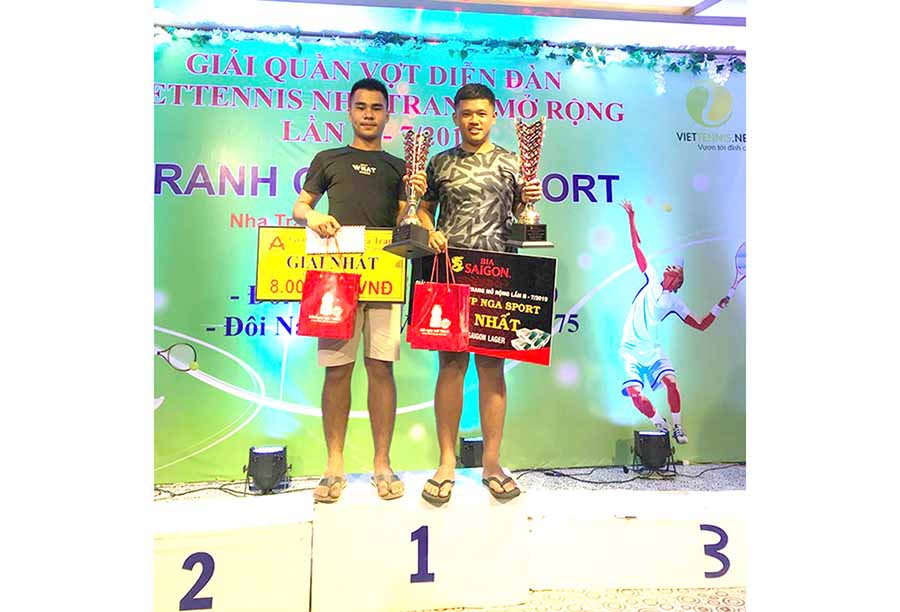 Cặp VĐV Dương Minh Thanh (phải)- Phạm Quốc Việt (trái) đoạt giải nhất nội dung đôi nam 1.350 điểm. Ảnh: Minh Vỹ