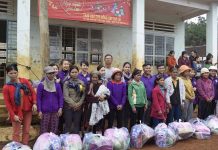 Đoàn từ thiện tặng quà cho người dân làng Kon Von 2 (xã Đak Rong, huyện Kbang). Ảnh: Hồng Ngọc 