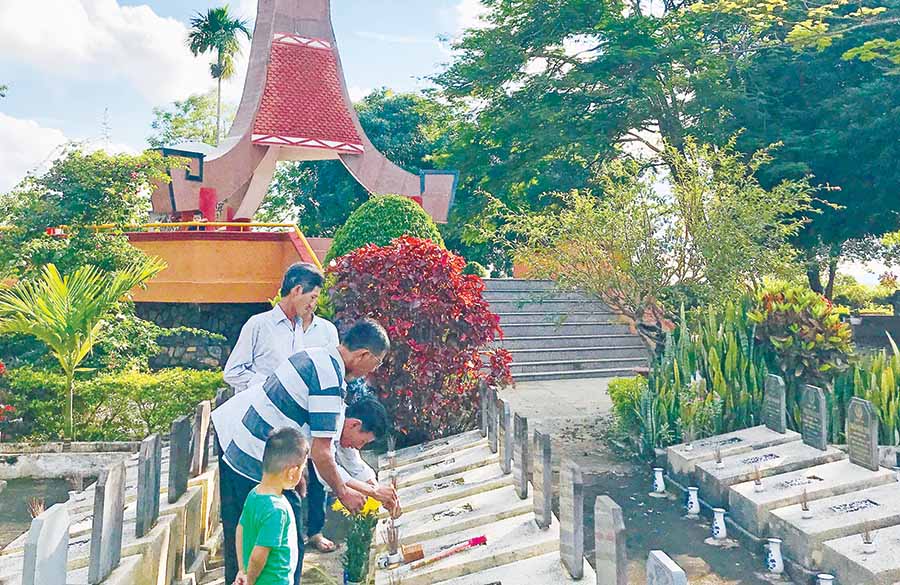  Người dân đến thắp hương tại Nghĩa trang Liệt sĩ huyện Ia Grai. Ảnh: Đ.M.P