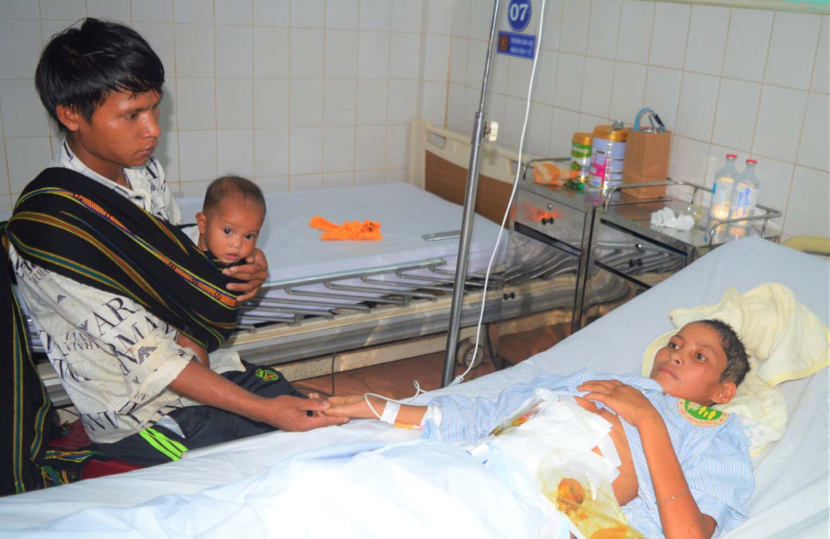 Chị Đinh Thị Nhel đang nằm điều trị tại Bệnh viện Đa khoa tỉnh. Ảnh: Đinh Yến