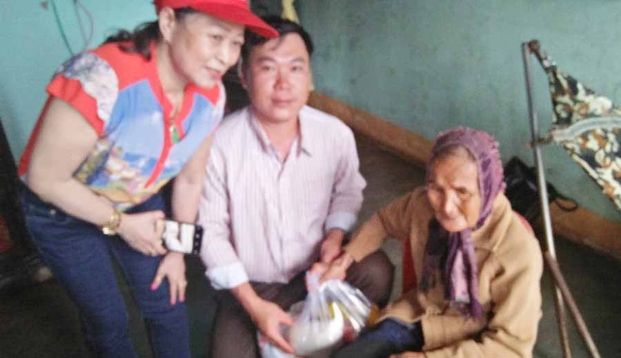 Đại diện đoàn tặng quà cho gia đình bà Nguyễn Thị Đỡ (90 tuổi, tổ 3, phường Thắng Lợi. Ảnh: Hà Phương