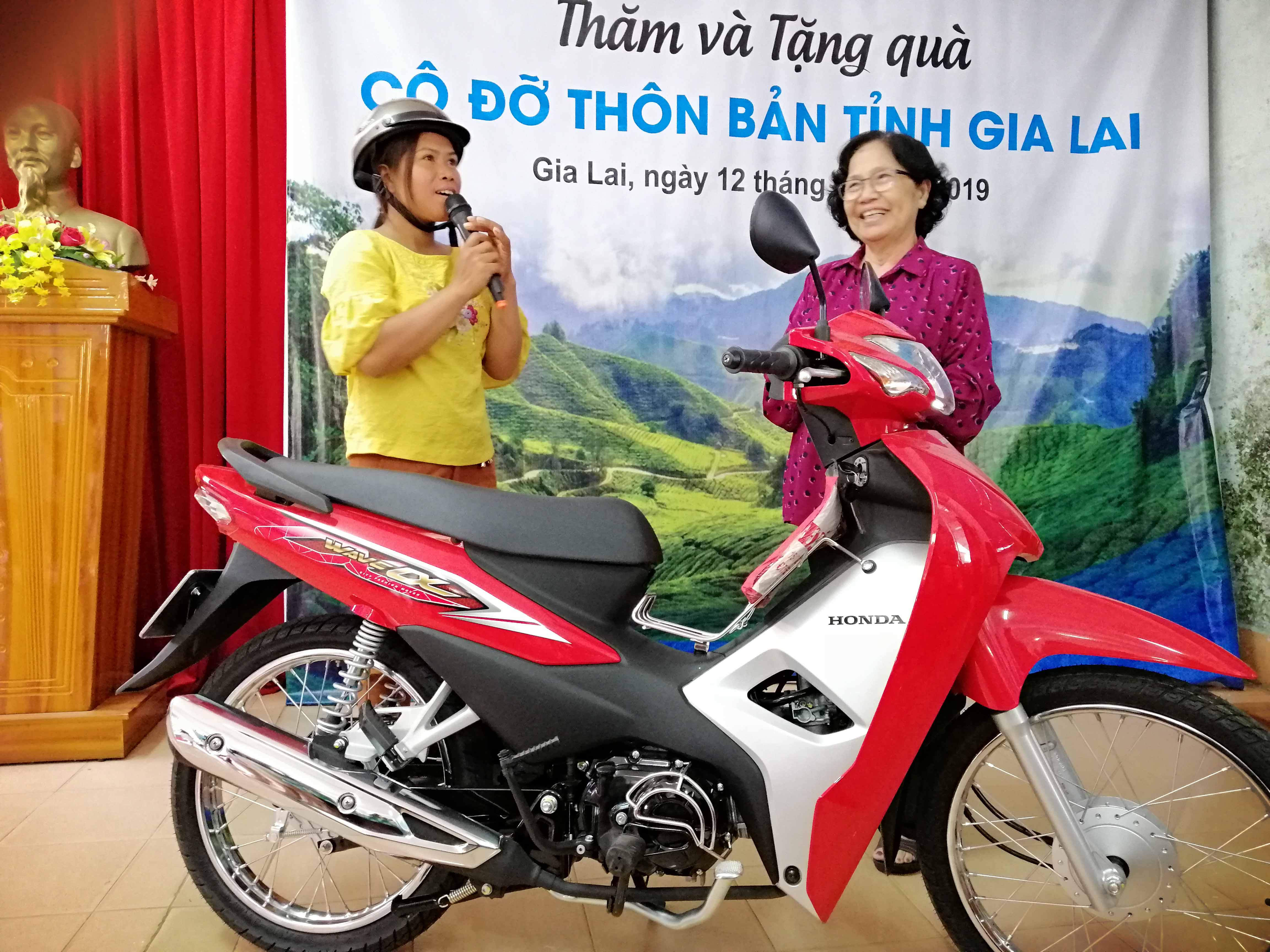 GS.TS Nguyễn Thị Ngọc Phượng (phải) trao tặng xe máy cho cô đỡ thôn bản tiêu biểu Rơ Châm A Lui- làng Mrông Yố 2, xã Ia Ka, huyện Chư Pah. Ảnh: Như Nguyện