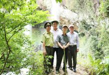 Bí thư Tỉnh ủy Dương Văn Trang (thứ 2 từ phải qua) cùng đoàn cán bộ của tỉnh trong chuyến khảo sát du lịch tại thác 50 (Khu Bảo tồn Thiên nhiên Kon Chư Răng, huyện Kbang). Ảnh: Ngọc Sang
