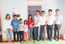 Đại diện Hội yêu lan rừng và trao đổi kinh nghiệm trồng lan ở Gia Lai đã đến thăm và trao số tiền 22 triệu đồng cho 3 cháu mồ côi ở làng Adơk Kông. Ảnh: Thủy Bình